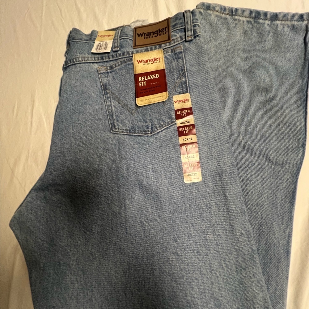 WRANGLER RUGGED WEAR RELAXED FIT MEDIUM BLUE JEANS. SIZE 40 x32. NWT